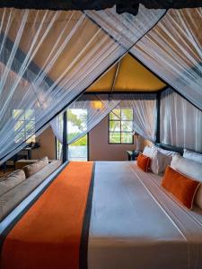 高尔Tabula Rasa Resort & Spa的帐篷里有一张大床的卧室