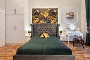 Posteľ alebo postele v izbe v ubytovaní Premium Art Deco Apartment at Broadway // 4BDR & 3BR