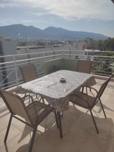 una mesa y sillas en un balcón con vistas en Feel Like Home, en Atenas