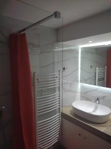 アテネにあるFeel Like Homeのバスルーム(洗面台、ガラス張りのシャワー付)