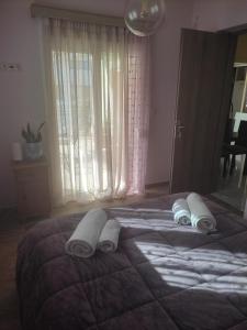1 dormitorio con 1 cama con 3 toallas en Feel Like Home, en Atenas