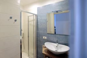 A bathroom at AnGiò holiday rooms