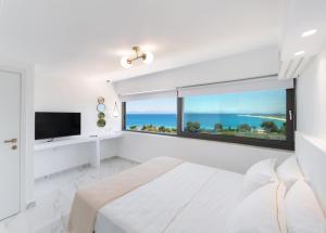 Posteľ alebo postele v izbe v ubytovaní Villa Ouranos - Luxurius modern villa pool, close to the beach