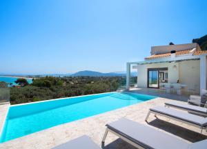 Bazén v ubytovaní Villa Ouranos - Luxurius modern villa pool, close to the beach alebo v jeho blízkosti
