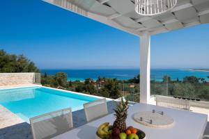 Bazén v ubytovaní Villa Ouranos - Luxurius modern villa pool, close to the beach alebo v jeho blízkosti