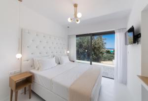 Posteľ alebo postele v izbe v ubytovaní Villa Ouranos - Luxurius modern villa pool, close to the beach + 15 fotografií