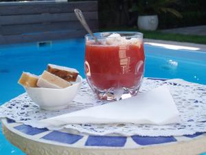 una bebida y un tazón de comida en una mesa junto a una piscina en Apartments Butinar Pri Kapitanu en Ankaran