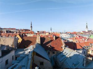 - une vue sur une ville avec des toits et des bâtiments dans l'établissement Old Town - Vaike Karja Apartment, à Tallinn