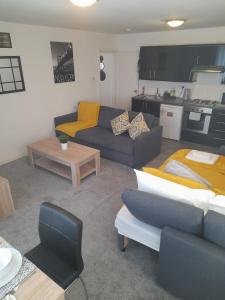 ein Wohnzimmer mit Sofa und Tisch in der Unterkunft Flat 4 Corner House in Doncaster
