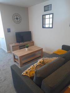 uma sala de estar com dois sofás e uma televisão em Flat 4 Corner House em Doncaster