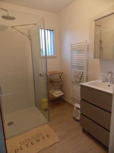 W łazience znajduje się prysznic i umywalka. w obiekcie Les coquetières w mieście Roz-sur-Couesnon