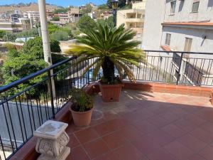 - un balcon avec deux plantes en pot dans un bâtiment dans l'établissement Luxury Villa Barbara, à Reggio de Calabre