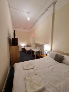 Uma cama ou camas num quarto em Pilrig St Rooms