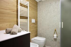 a bathroom with a toilet and a sink at IL CERVO - Cavalese Olimpiadi 2026, Dolomiti Affitti in Cavalese +37 photos