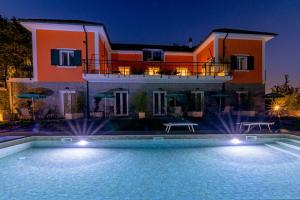 Villa con piscina frente a una casa en Agriturismo Cascina Trevo en Spotorno