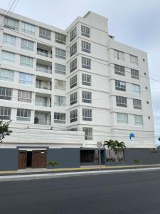 un gran edificio blanco al lado de una calle en Apartamento 304 en Salinas, en Salinas