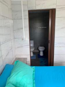 Koupelna v ubytování Chez Guy , vue sur l'océan