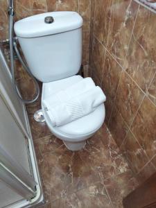 łazienka z toaletą z ręcznikami w obiekcie Casa candelaria w mieście Arinaga +23 zdjęcia