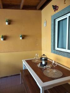 Pokój ze stołem z kieliszkami do wina i oknem w obiekcie Casa candelaria w mieście Arinaga