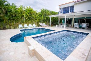 Bazén v ubytování Villa impecable con piscina privada en Juan Dolio nebo v jeho okolí