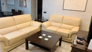 uma sala de estar com dois sofás e uma mesa de centro em Cembe em Salamanca
