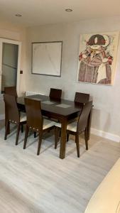 uma sala de jantar com mesa e cadeiras em Cembe em Salamanca