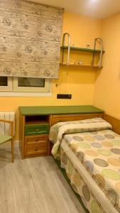 1 dormitorio con 2 camas, tocador y escritorio en Cembe en Salamanca