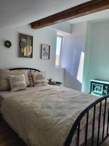 um quarto com uma cama grande e paredes azuis em Countryside apartment em Volkenschwand