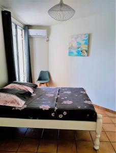 een bed in een kamer met een raam bij Appt Morne la Loge in Pointe-à-Pitre