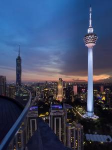 widok na miasto w nocy z igłą kosmiczną w obiekcie Vortex Suites KLCC by Nadia Guesthouse Kuala Lumpur w Kuala Lumpur