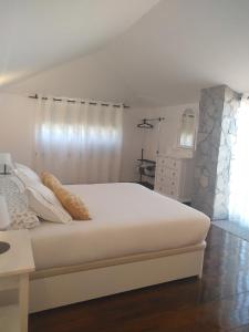 1 dormitorio con 1 cama blanca grande y vestidor en Sunset Las Hadas, en Candelaria