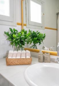 un lavabo con una cesta de toallas y un espejo en Villa en Marbella Artola&Friends, en Marbella