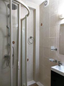 een badkamer met een douche en een wastafel bij Appt Morne la Loge in Pointe-à-Pitre