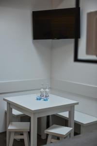 - une table blanche avec 2 bouteilles d'eau dans l'établissement Willa POGOŃ ZD12, à Krynica-Zdrój