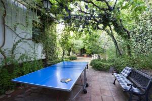 niebieski stół do ping ponga na środku patio w obiekcie La Posada del Gato w mieście Monachil
