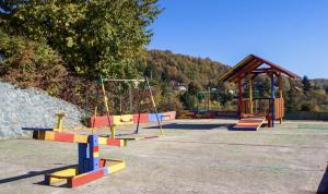 un parque con parque infantil con columpios en Holiday Home Green, en Rakovica