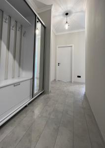pusty korytarz z dużym oknem i drzwiami w obiekcie OASIS, Charming 1BD apartment with living room w Kiszyniowie