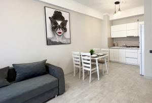 Кухня или мини-кухня в OASIS, Charming 1BD apartment with living room

