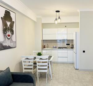Кухня или мини-кухня в OASIS, Charming 1BD apartment with living room
