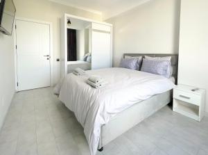 Кровать или кровати в номере OASIS, Charming 1BD apartment with living room