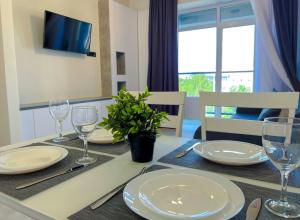 Телевизор и/или развлекательный центр в OASIS, Charming 1BD apartment with living room