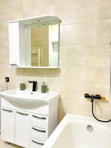 Ванная комната в OASIS, Charming 1BD apartment with living room