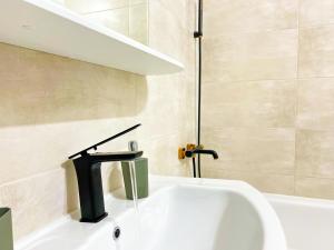 Ванная комната в OASIS, Charming 1BD apartment with living room