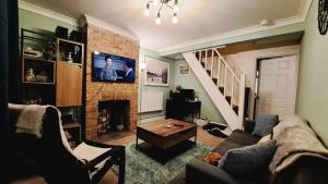 uma sala de estar com um sofá e uma lareira em Dragonfly Retreat Lowestoft Suffolk em Pakefield