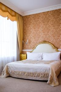 a bedroom with a large bed and a window at Boutique Spa Casino Hotel Lybid Plaza in Khmelʼnytsʼkyy