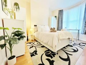 een slaapkamer met een bed met een zwart-wit tapijt bij The perfect base to explore Liverpool and beyond in Liverpool