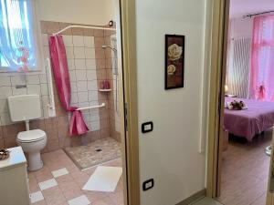 Agriturismo Le Essenze - Terrazza sulla Romagna في تشيسينا: حمام مع دش ومرحاض في الغرفة
