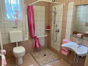 チェゼーナにあるAgriturismo Le Essenze - Terrazza sulla Romagnaのバスルーム(トイレ、洗面台、シャワー付)