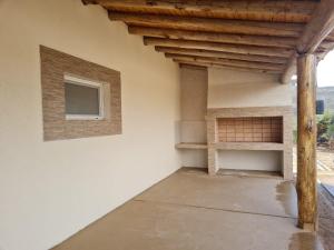 a room with a white wall and a wooden ceiling at Colorina - El Nihuil in El Nihuil