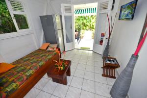 Sur la route des épices - Location villas avec piscine et jacuzzi的电视和/或娱乐中心